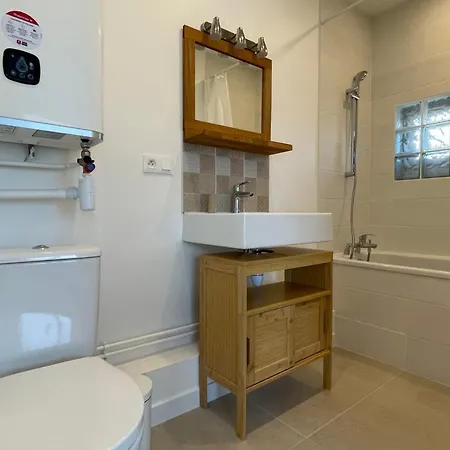 Le Bout Du Studio Renove Avec Balcon Et Vue Sur La Montagne *
